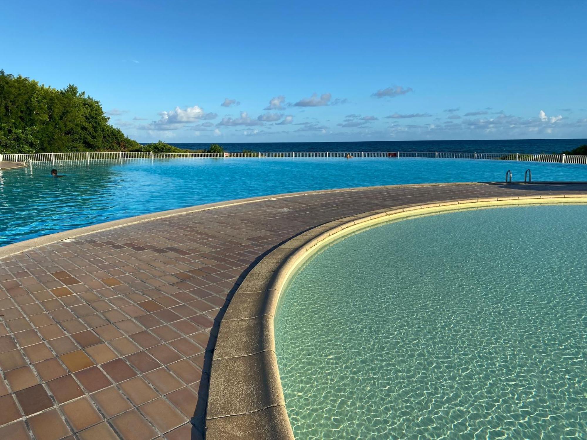 Ti Kaz Emeraude - Mer, soleil et sable fin, piscine et tennis Saint-Francois  Exterior foto